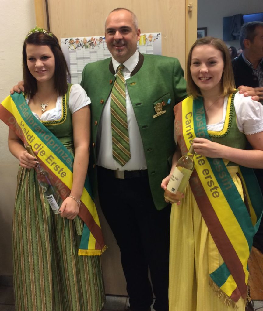 Karl Posch mit Edelbrandprinzessin Heidi und Mostprinzessin Carina